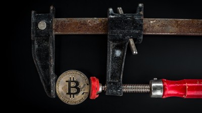 Bitcoin držaný v hasáku