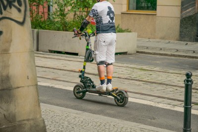 Chlapec na elektrokolobežke