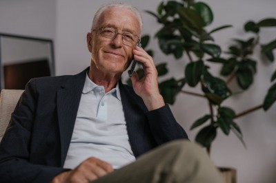 Dôchodca telefonuje