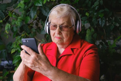 Dôchodkyňa počúva hudbu