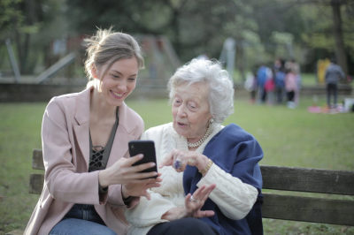 Vnučka účí svoju babku používať online prístup na účet