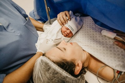 Matka po pôrode s dieťaťom