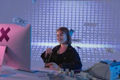 Mladá žena a moderné online bankovníctvo