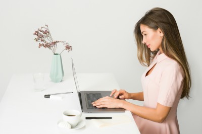 Mladá žena s laptopom