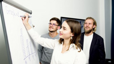 Mladí ľudia a tabuľa s grafom