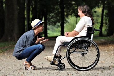 Mladý človek na invalidnom dôchodku s priateľkou