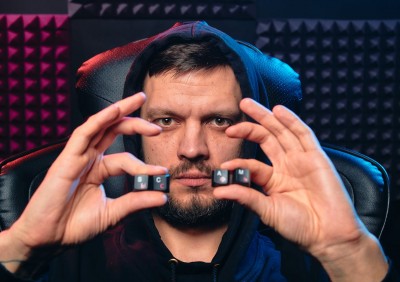 Muž upozorňuje na podvod