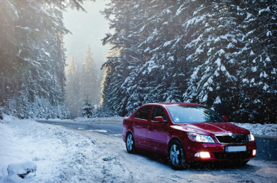 Auto bez zimných gúm na snehu, poisťovňa vám nepreplatí poistné plnenie z vášho poistenia.