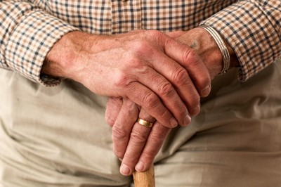 Prekrížené ruky dôchodcu