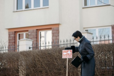 Realitná maklérka pri predaji domu