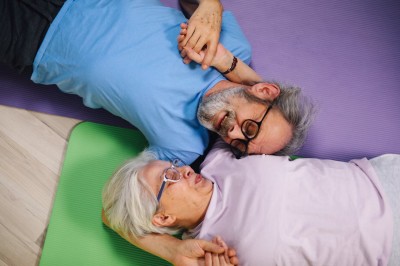 Seniori ležia na podložke
