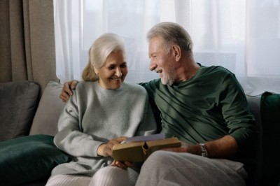Seniori sedia na pohovke a smejú sa